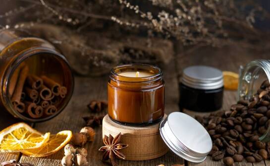 Świeczki sojowe z drewnianymi knotami – dlaczego warto je wybrać jako prezent?