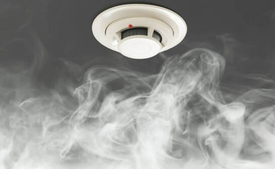 Jakie są różnice między standardowymi a zaawansowanymi systemami do detekcji dymu?