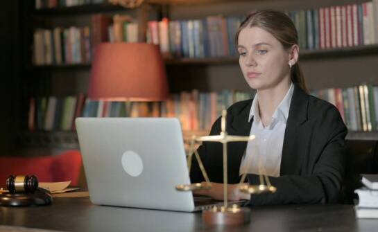 Porady prawne online: jak technologia zmienia dostęp do prawnych usług?