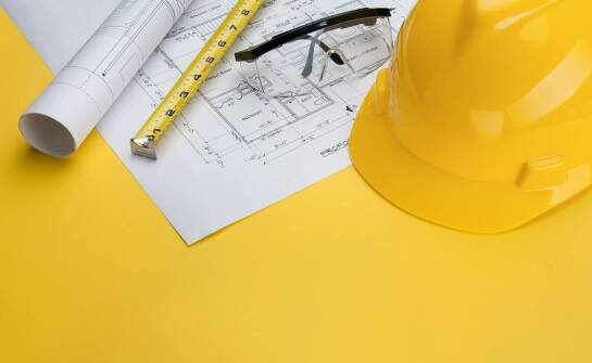 Jakie są najważniejsze aspekty bezpieczeństwa przy wynajmie ciężkiego budowlanego sprzętu?