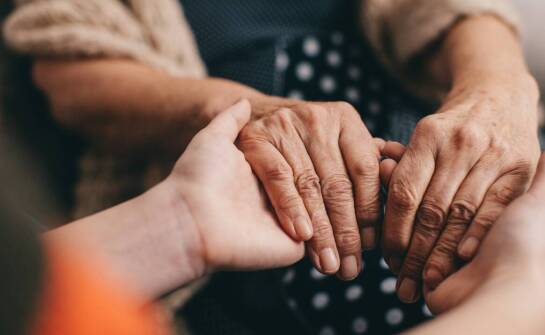 W jaki sposób emocjonalne wsparcie wpływa na jakość życia seniorów?