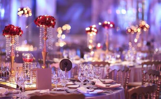 Jakie są kluczowe dekoracyjne elementy w sali weselnej?