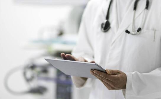 Jakie czynniki wpływają na wybór kontrolnych badań w medycynie pracy?