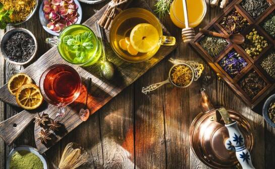 Porównanie popularnych dodatków do kawowych serwisów – co wybrać?