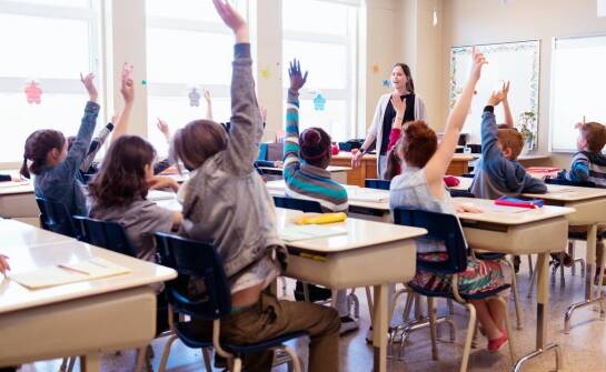 Jak edukacyjne programy wspierają rozwój kreatywności u uczniów w szkole podstawowej?