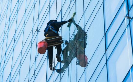 Mycie okien w wielopiętrowych budynkach – jak zapewnić bezpieczeństwo i jakość?