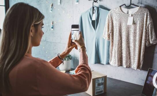 W jaki sposób dedykowane mobilne aplikacje wspierają rozwój firm w sektorze e-commerce?