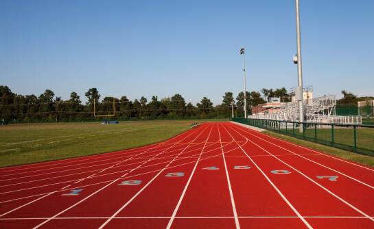 Kluczowe etapy procesu renowacji sportowych boisk