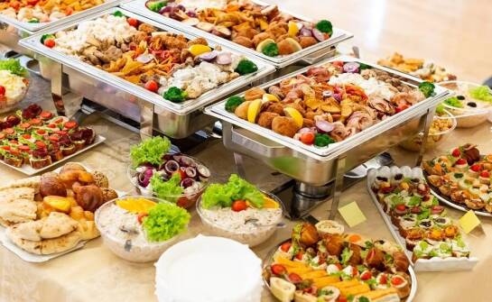 Obiady na dowóz dla firm: korzyści z regularnej współpracy z cateringiem