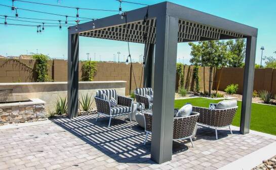 Zalety aluminiowych zadaszeń tarasowych – trwałość i lekkość w jednym