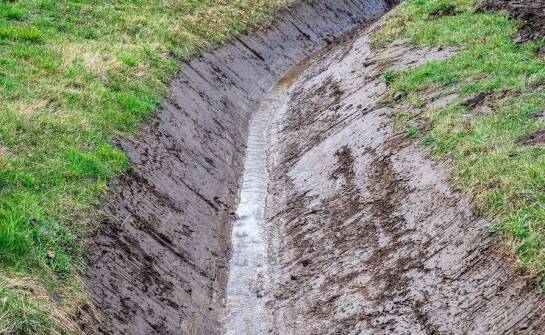Jak oczyszczanie melioracyjnych rowów wpływa na ochronę środowiska?