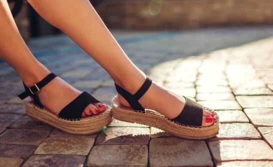 Stylizacje na co dzień z damskimi sandałami – inspiracje modowe