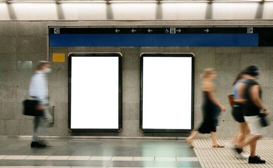 Jak skutecznie prezentować informacje i plakaty w przestrzeni publicznej?