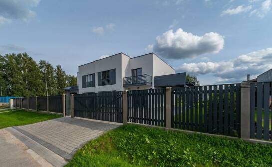 Einfache, doppelflügelige oder Schiebetore – welche geschlossenen Hoftore aus Polen wählen?