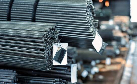 Wpływ terminowości dostaw stali na efektywność remontowych zakładów