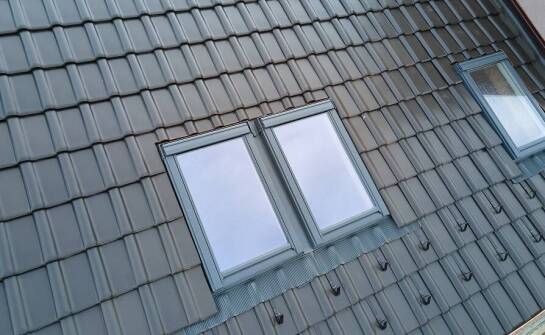 Porównanie cen obróbki dachowych okien – co oferuje rynek?