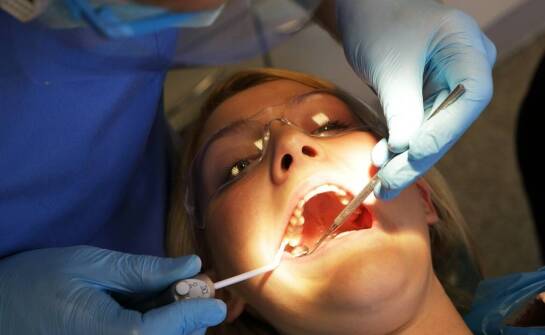 Jakie zabiegi obejmuje stomatologiczna chirurgia?