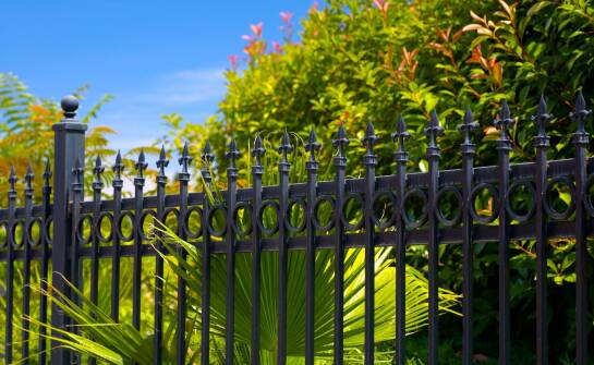 Wann lohnt es sich, auf dekorative Zäune aus Polen zu setzen?
