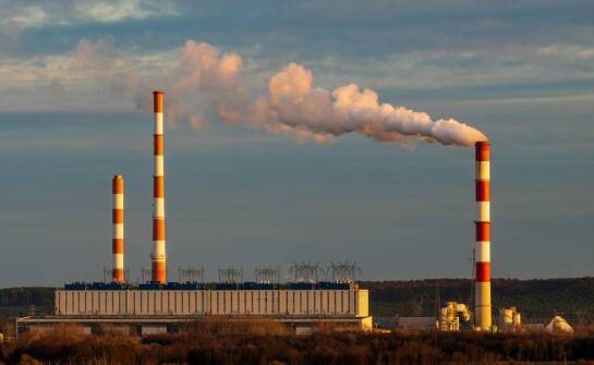 Jakie normy regulują pomiary emisji zanieczyszczeń w przemyśle?