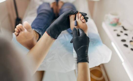 Jak prawidłowo dbać o stopy – porady od podologa