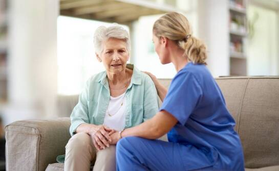 Opieka pogodzinowa dla seniora jako sposób na wsparcie emocjonalne i towarzyskie