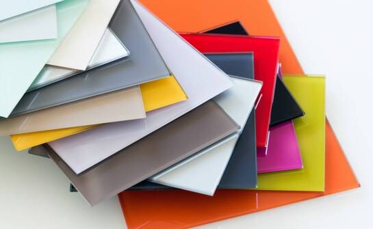 Personalizowane szklane panele – jak wykorzystać własne zdjęcia w dekoracji wnętrz?