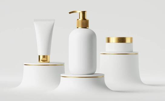 Jakie innowacje w UV lakierowaniu są prezentowane na targach kosmetycznych opakowań?