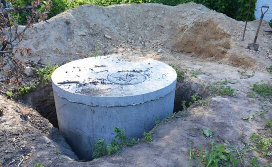 Jakie korzyści daje wybór betonowego szamba o większej pojemności?