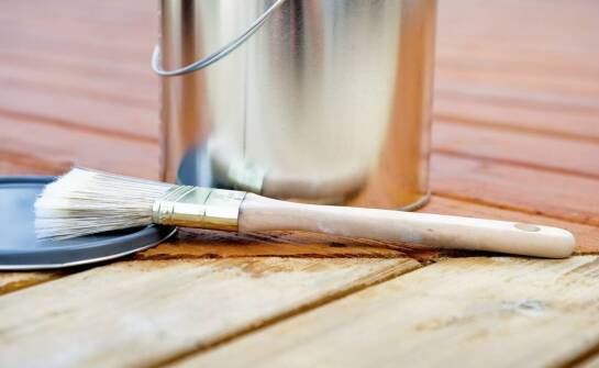 Najlepsze narzędzia do szybkiego usuwania farby z tarasów drewnianych
