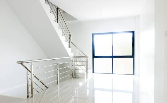 Jakie są etapy sprzątania po budowie w kontekście przywracania estetyki we wnętrzach?