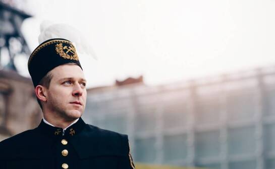 Jakie innowacje wpływają na komfort noszenia wyjściowych mundurów?