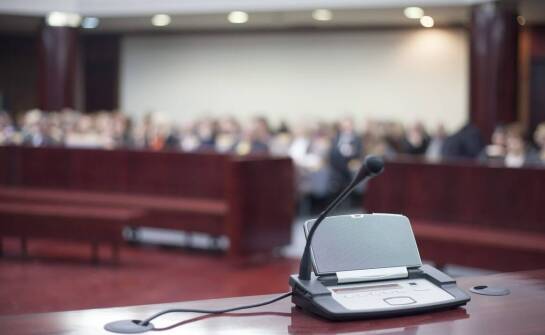 Konsekutywne tłumaczenia podczas międzynarodowych konferencji: jak zapewnić ich skuteczność?