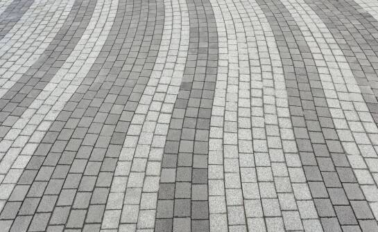 Zastosowanie antypoślizgowej brukowej kostki w komercyjnych przestrzeniach