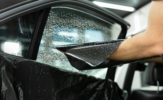 Jak przyciemniane szyby auta wpływają na redukcję nagrzewania wnętrza auta?