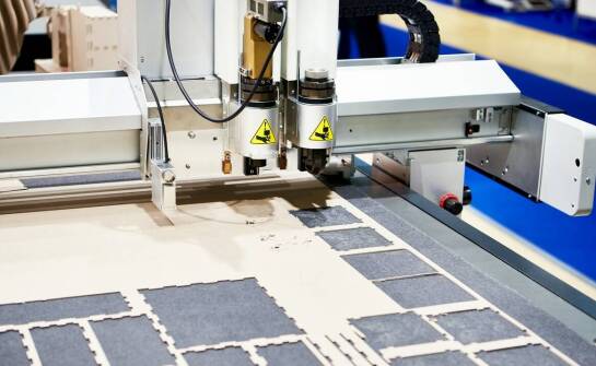 Technologia laserowego cięcia a tradycyjne metody obróbki sklejki