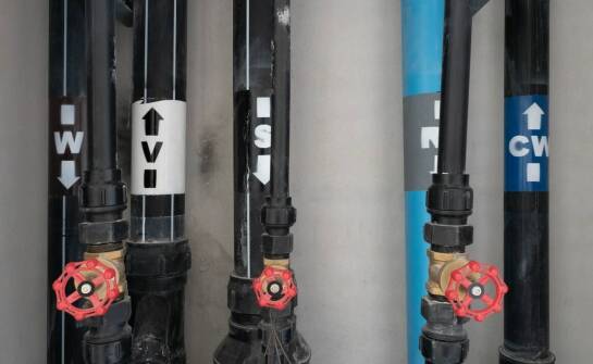 Cechy wyróżniające wodociągowe rury żeliwne na tle innych materiałów