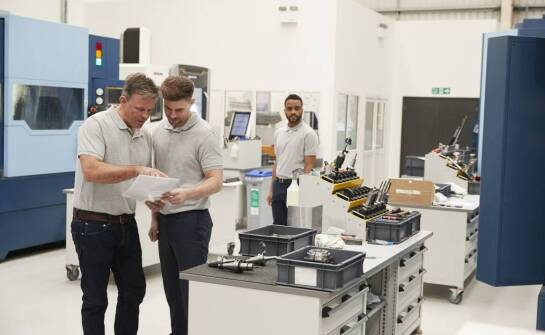 Technologiczne wózki - jak zwiększają efektywność pracy w zakładach produkcyjnych?