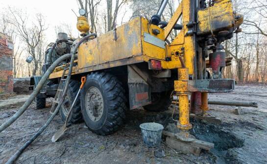 Czym charakteryzuje się proces pogłębiania kręgowej studni?