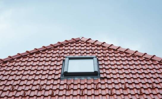 Rola precyzji w obróbce dachowego okna w kontekście szczelności