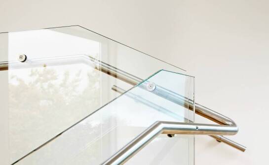 Nowoczesne szklane balustrady – estetyka i bezpieczeństwo w jednym