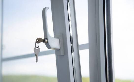 Zalety klamek z zamkiem do plastikowych okien