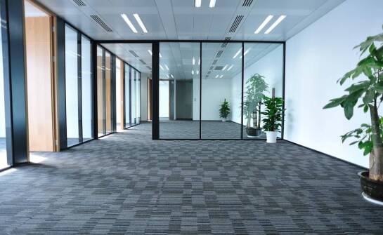 Zastosowanie szklanych działowych ścianek w biurowych przestrzeniach