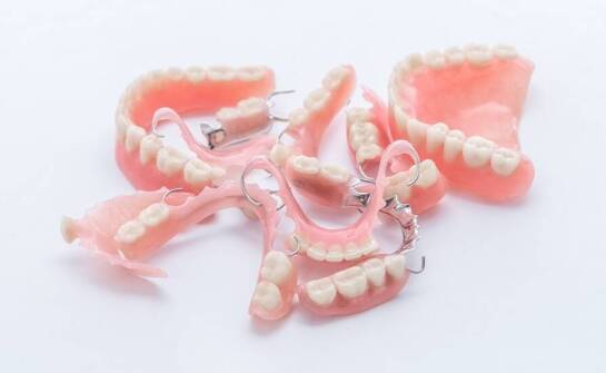 Jakie są rodzaje zębowych protez i protetycznych uzupełnień?