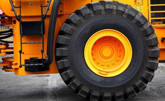 Mobilny serwis opon dla budowlanych maszyn – najważniejsze korzyści