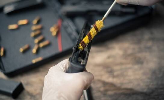 Jakie szczotki i przecieraki najlepiej sprawdzają się przy czyszczeniu palnej broni?