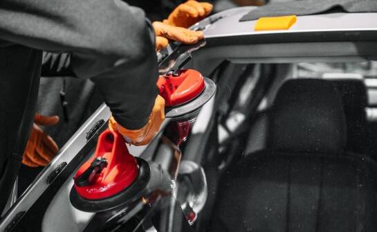 Zalety korzystania z usług profesjonalnego serwisu samochodowych szyb