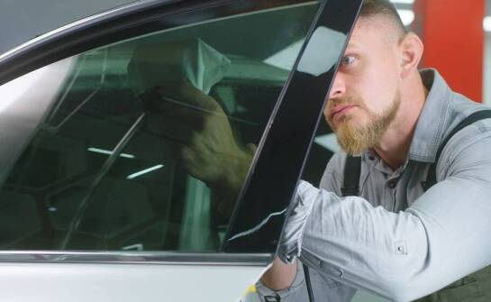 Kiedy konieczna jest wymiana bocznych szyb w samochodzie?
