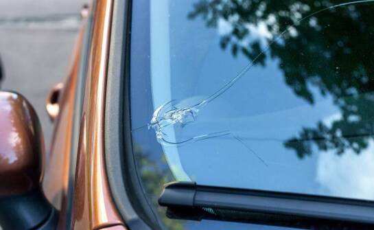 Jak rozpoznać uszkodzenie szyby, które wymaga natychmiastowej naprawy?