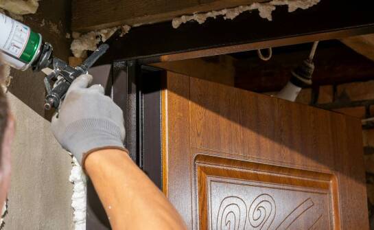 Drzwi a ościeżnica: jak zapewnić skuteczną akustyczną izolację?