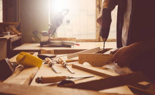 Jakie wyzwania stoją przed producentami maszyn do strukturyzacji drewna?